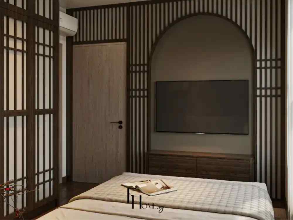 Phòng ngủ phong cách Zen với giường gỗ thấp, tivi treo tường trong hốc vòm, tủ gỗ nan dọc, gam màu nâu trầm