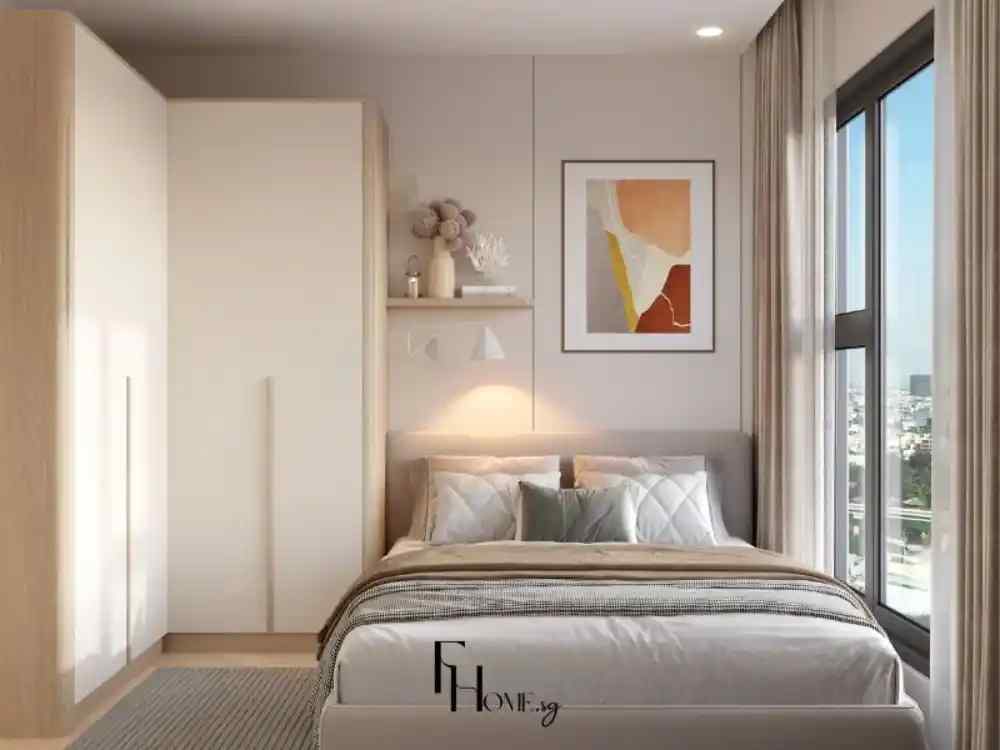 Phòng ngủ sáng, tông kem – be, giường nệm êm và tranh trừu tượng tạo điểm nhấn.