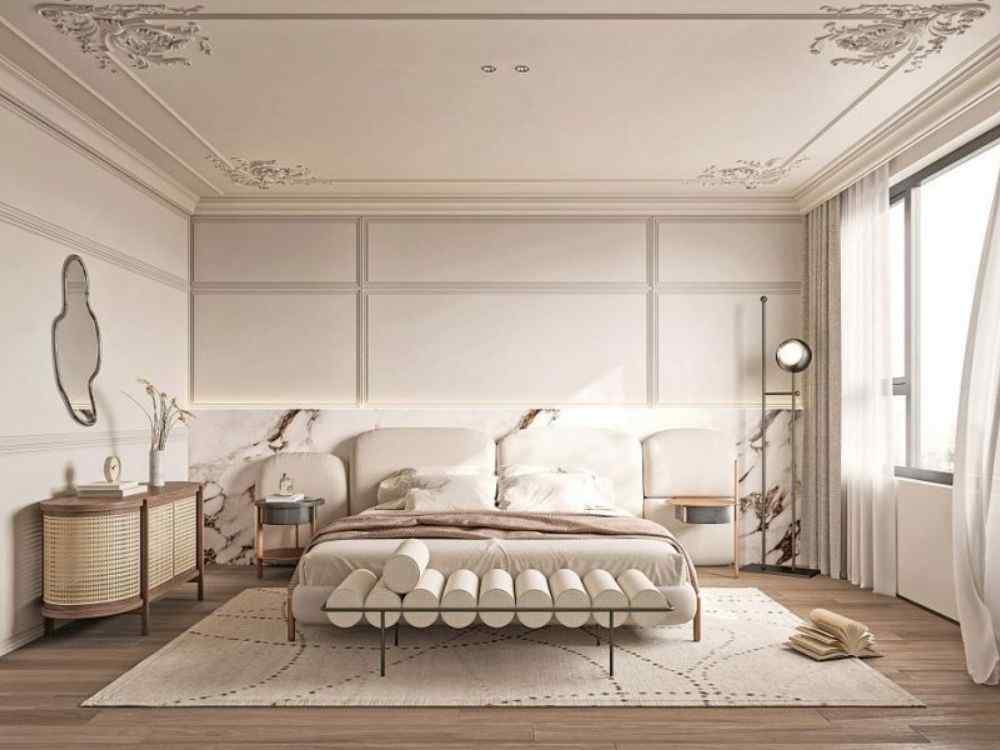 Phòng ngủ tân cổ điển, trần phào chỉ hoa văn, giường lớn sáng màu, nội thất gỗ tối giản