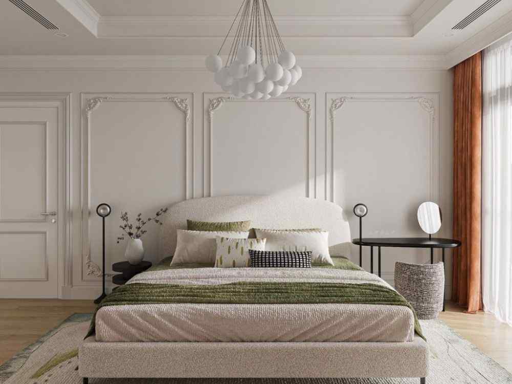 Phòng ngủ tân cổ điển, tường phào chỉ trắng, giường cong bo tròn, rèm nâu, ánh sáng tự nhiên