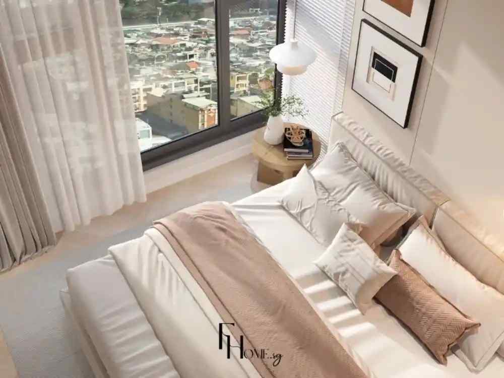 Phòng ngủ tối giản với giường màu be, chăn gối trung tính, cửa sổ lớn và rèm sáng