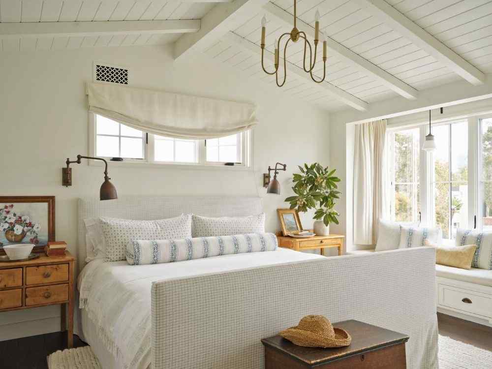Phòng ngủ tông trắng kem, trần gỗ sơn trắng và cửa sổ lớn đón ánh sáng tự nhiên