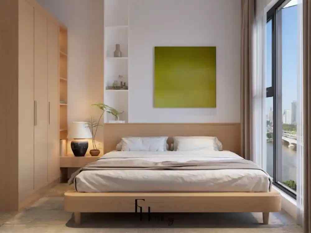 Phòng ngủ tươi sáng với ánh sáng tự nhiên từ cửa sổ lớn, bức tranh màu xanh lá nổi bật