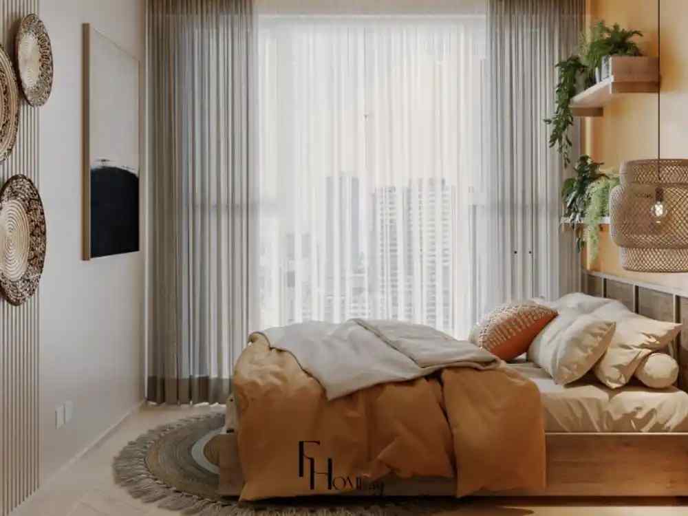 Phòng ngủ với giường gỗ thấp, chăn ga màu be nâu, kệ gỗ treo tường có cây xanh, đèn tre đan