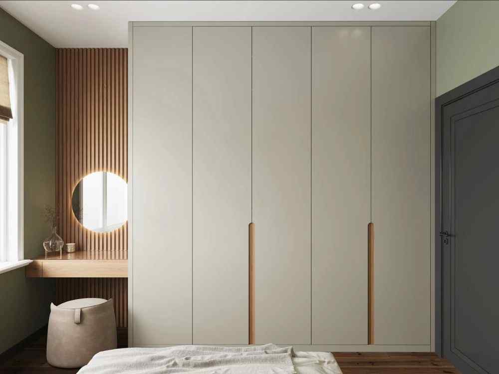 Phòng ngủ với tủ âm tường hiện đại, góc bàn trang điểm cạnh cửa sổ, ánh sáng tự nhiên dịu nhẹ