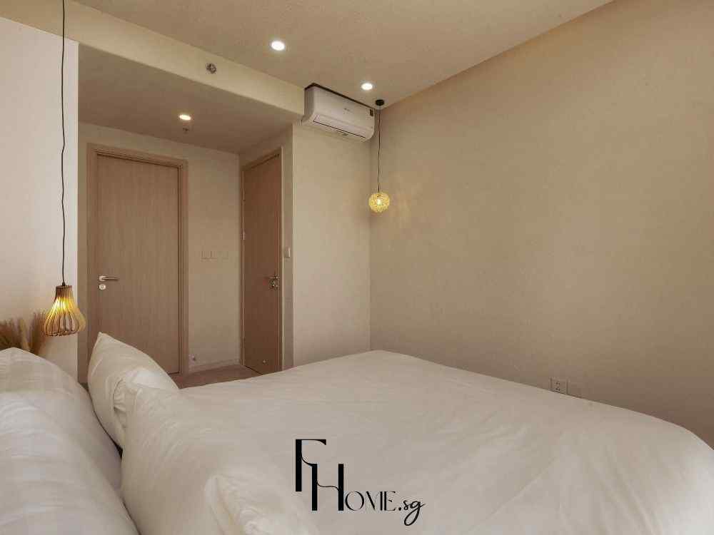 Phòng ngủ Wabi Sabi với giường nệm trắng, đèn treo mây đan