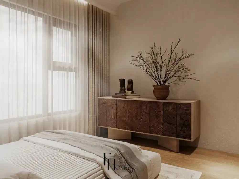 Phòng ngủ Wabi Sabi với tường màu đất nhẹ, tủ gỗ vân nổi, bình gốm trang trí, cùng rèm vải thô trắng