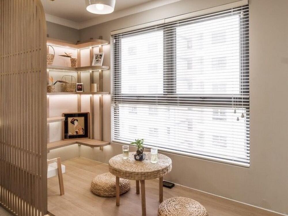 Phòng sinh hoạt phong cách Nhật Bản với bàn trà mây tròn, ghế đệm thấp và cửa trượt Shoji