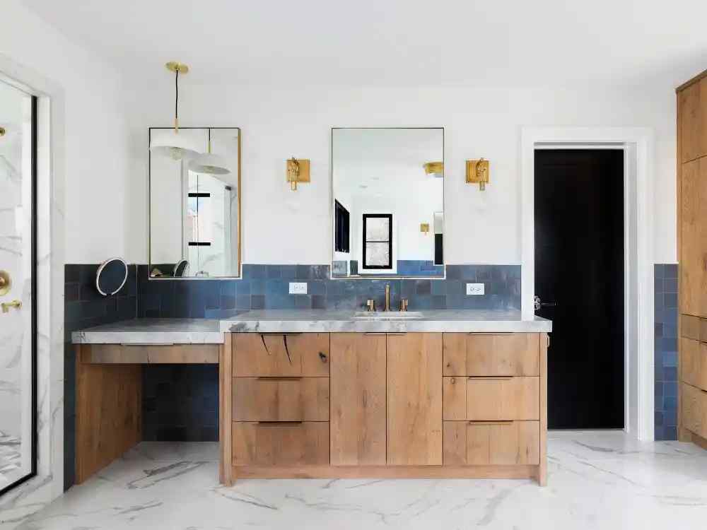Phòng tắm hiện đại dùng gỗ tự nhiên và đá marble, phối tông xanh than sang trọng