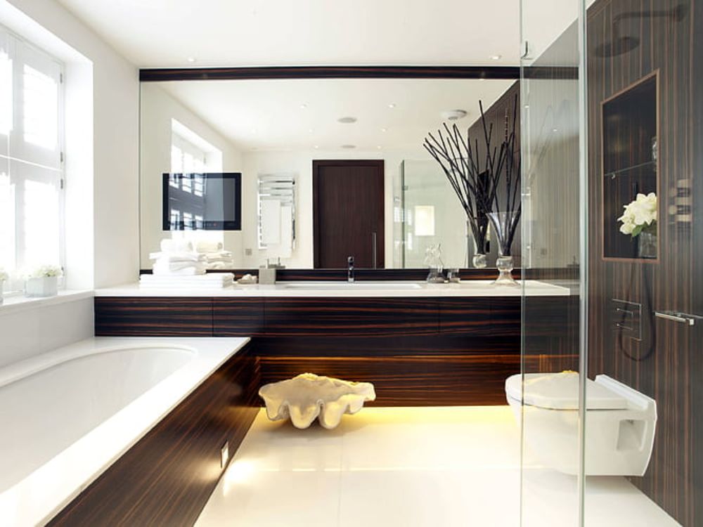 Phòng tắm hiện đại tông nâu sậm, gỗ veneer, bồn tắm âm sàn