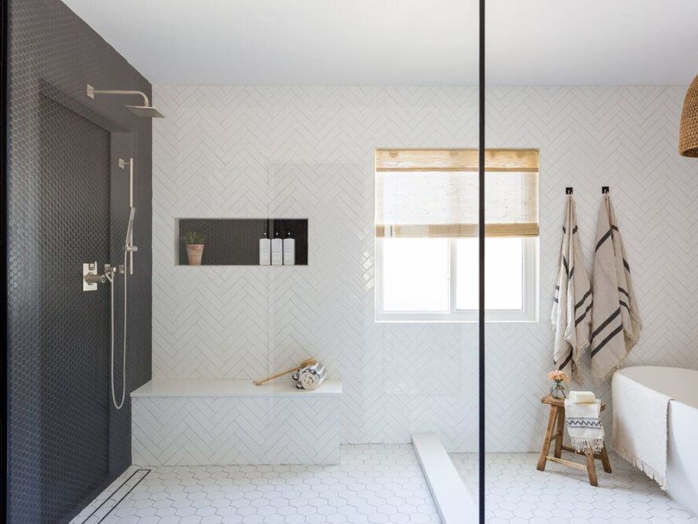 Phòng tắm Minimalism tông trắng xám, gạch vảy cá và ánh sáng tự nhiên qua cửa sổ