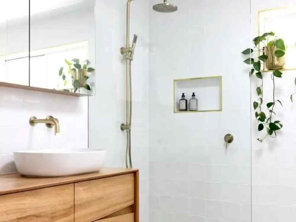 Phòng tắm phong cách Scandinavian với tông trắng sáng, bồn rửa đặt trên tủ gỗ tự nhiên