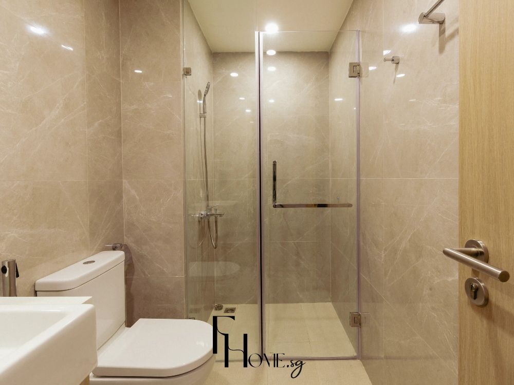 Phòng tắm phong cách Wabi Sabi tối giản với tông be sáng, kính trong suốt và bề mặt đá mộc mịn