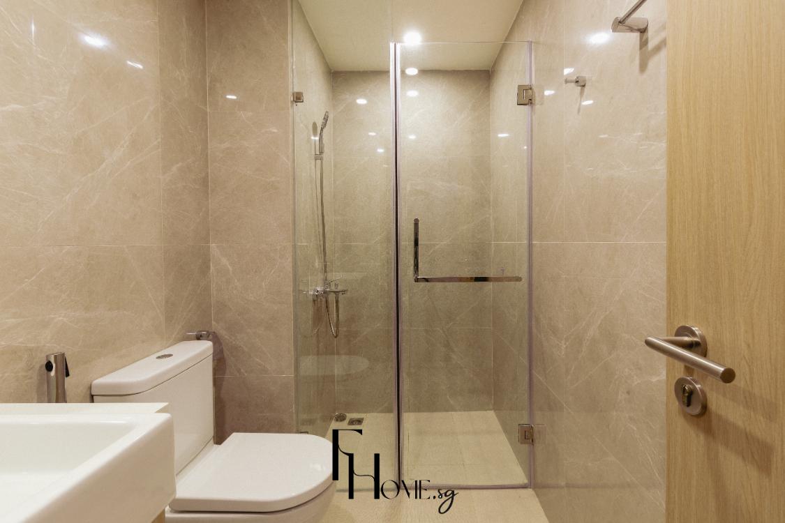 Phòng tắm phong cách Wabi Sabi ốp đá marble tông be với buồng tắm kính và cửa gỗ