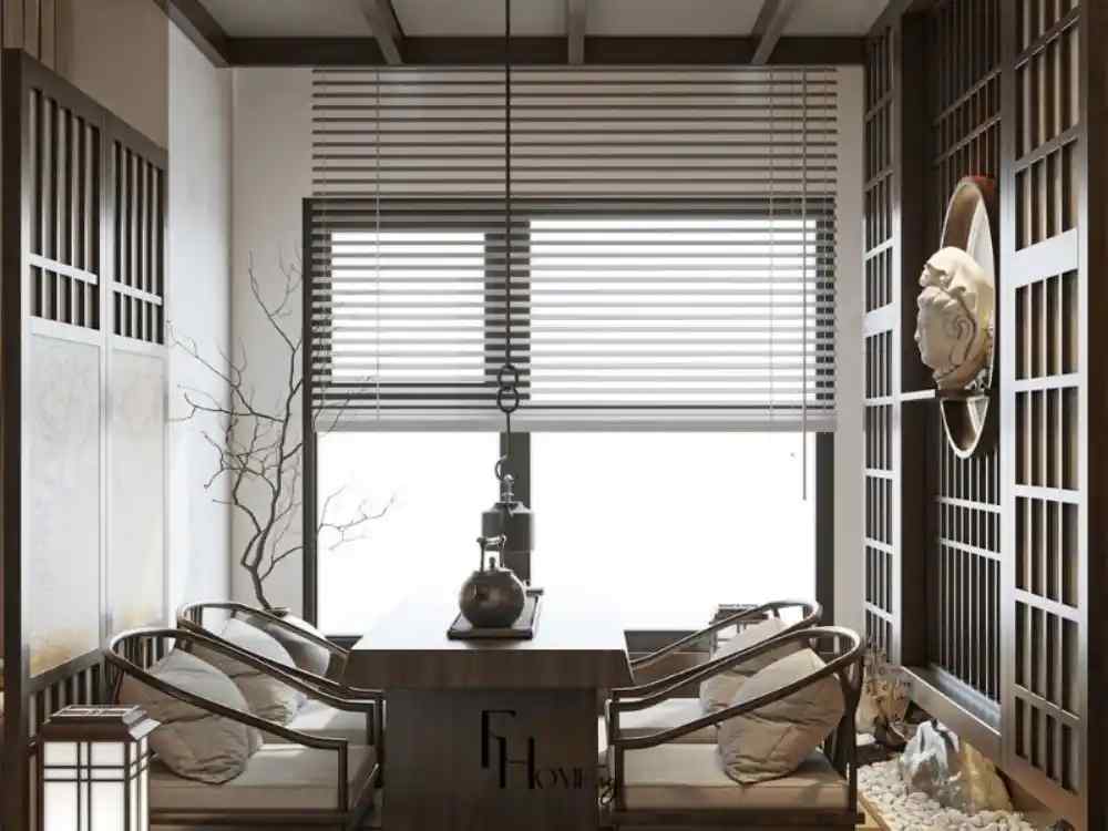 Phòng trà phong cách Zen với bàn gỗ thấp, ghế tựa cong, tường lam gỗ, tượng điêu khắc trang trí