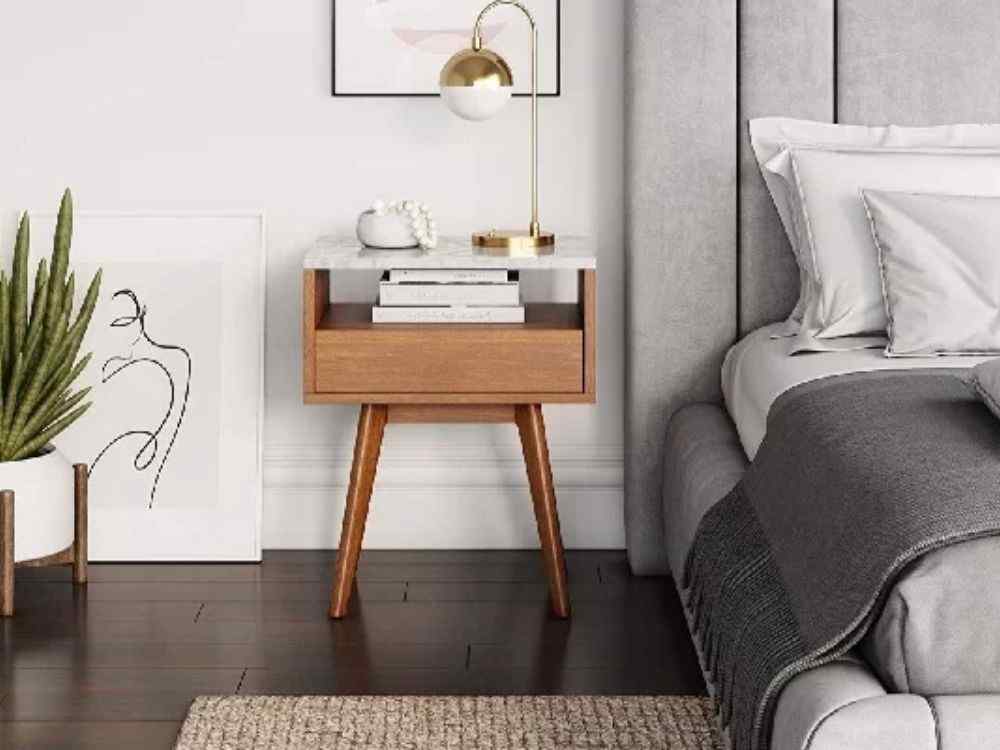 Tab đầu giường giúp đặt đèn ngủ, sách hoặc điện thoại