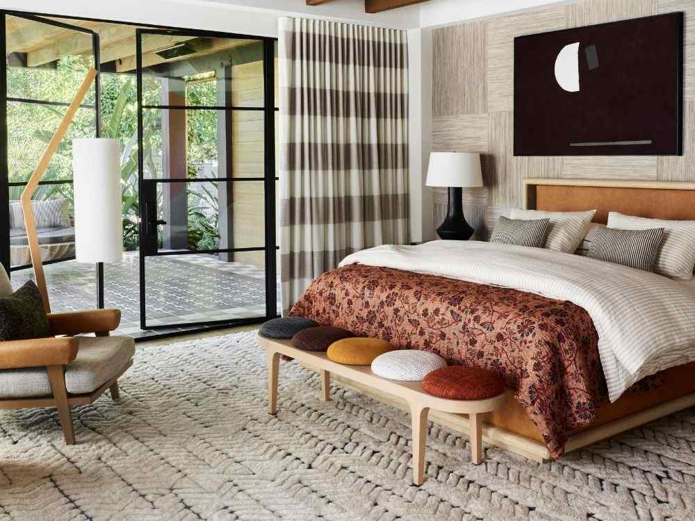 Thảm trải sàn trong phòng ngủ giúp di chuyển trở nên thoải mái