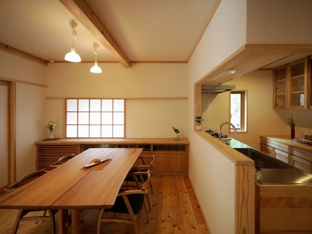 Thiết kế bếp ăn kiểu Nhật tối giản, nội thất gỗ sáng và cửa trượt shoji