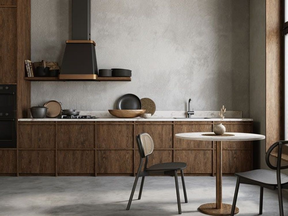 Thiết kế bếp Wabi Sabi hiện đại, tường sơn hiệu ứng đá, nội thất gỗ sồi và ánh sáng tự nhiên