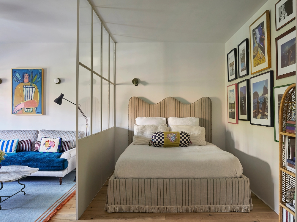 Thiết kế phòng ngủ master tầng 2 nhà phố 16x5 3 tầng với ban công rộng, tông màu be sáng kết hợp nội thất gỗ