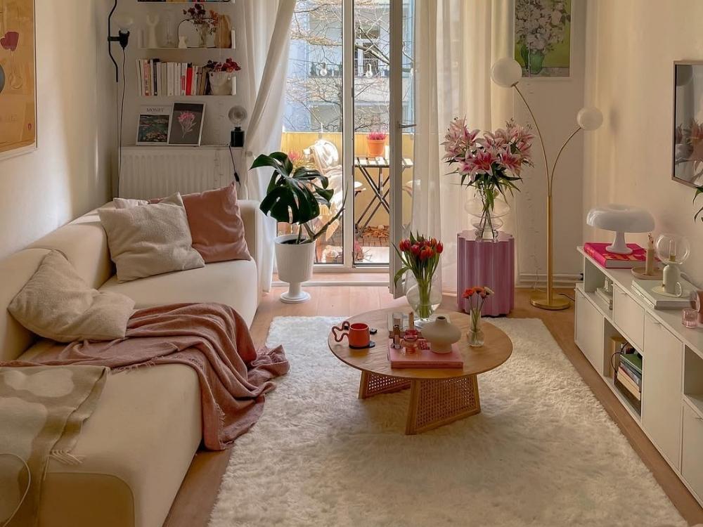 Ánh sáng tự nhiên kết hợp hệ đèn trang trí tạo chiều sâu và điểm nhấn cho phòng khách