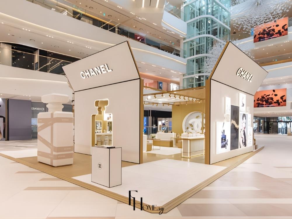 Ánh sáng và màu sắc đóng vai trò quan trọng trong việc tạo ra không gian thú vị và thu hút cho showroom