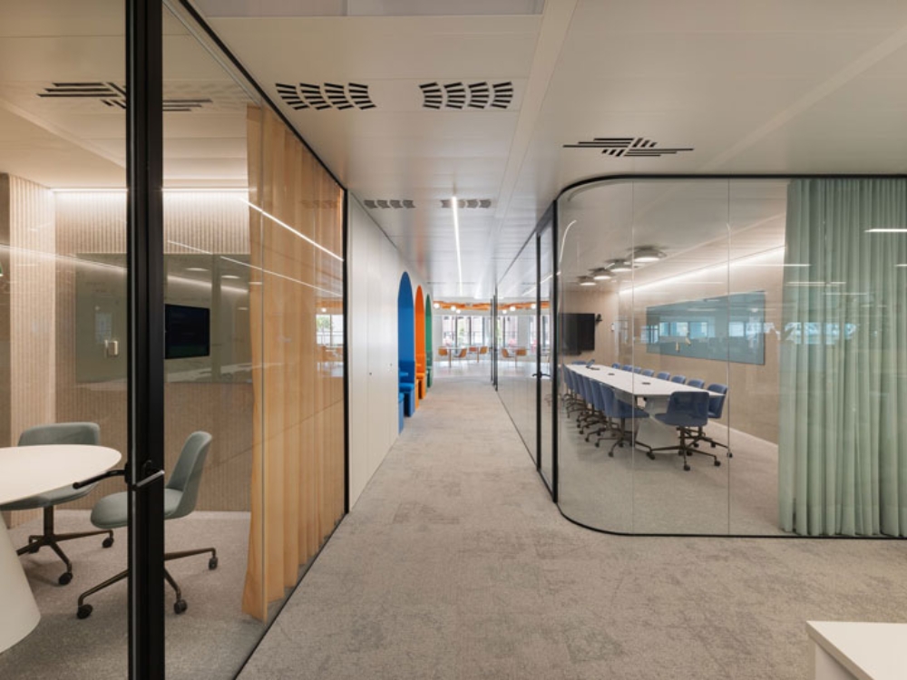 Bàn họp chữ nhật kết hợp thiết bị âm thanh, màn hình và máy chiếu, phù hợp các cuộc họp có tính phân cấp