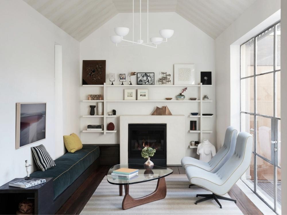 Gam màu sáng và vật liệu phản chiếu ánh sáng mang lại cảm giác rộng rãi hiện đại cho phòng khách