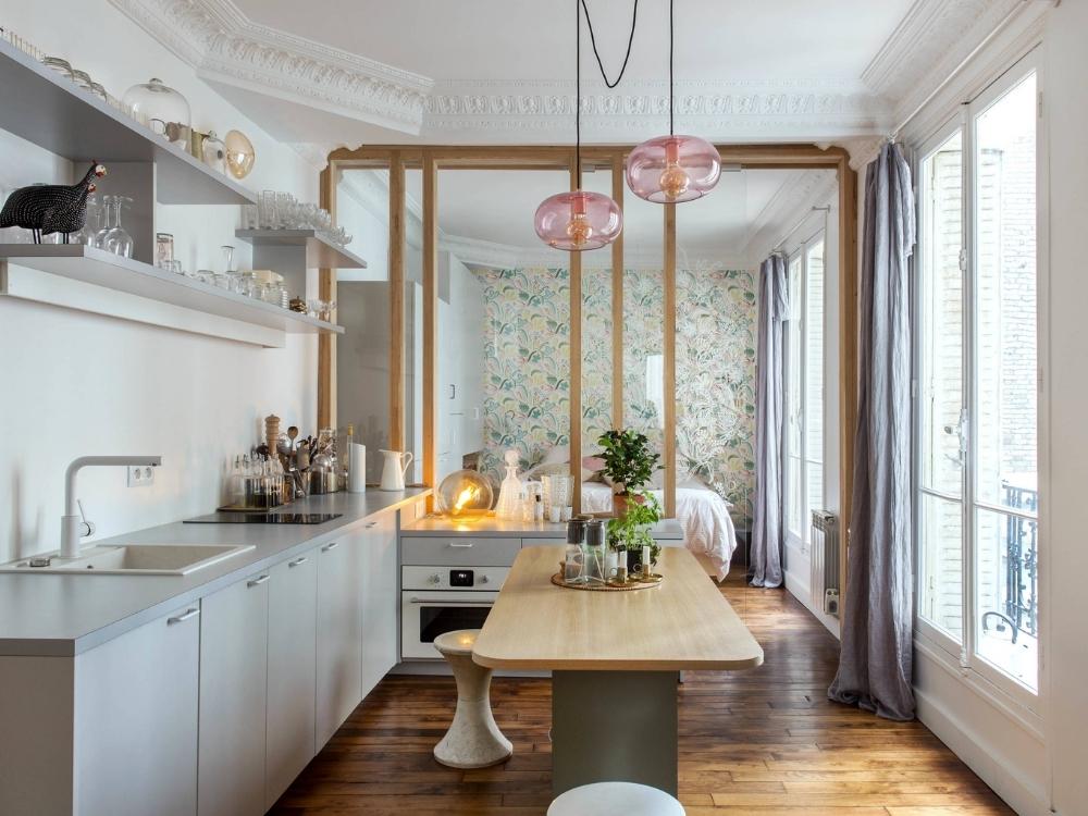 Không gian bếp mở liên thông giúp tối ưu diện tích và tạo sự kết nối liền mạch trong ngôi nhà