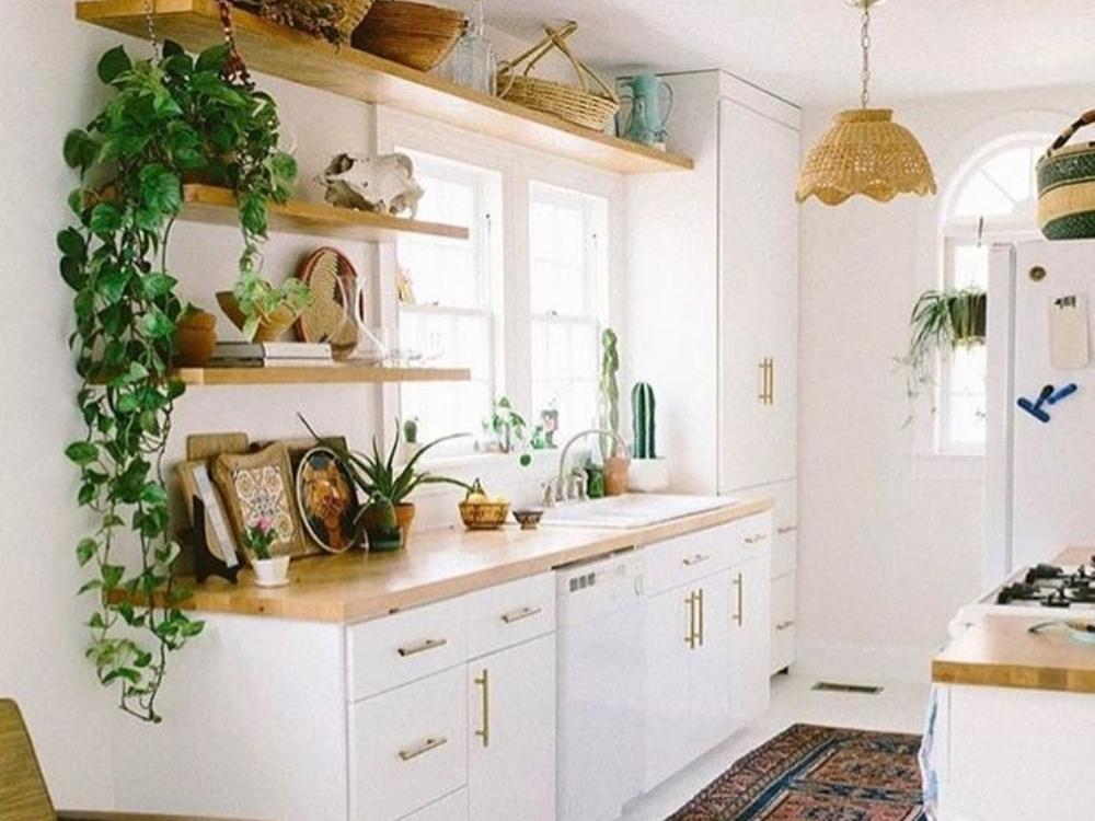 Không gian bếp nhà nông thôn ấm cúng với vật liệu gỗ, gạch và đá tự nhiên, mang hơi thở mộc mạc đặc trưng vùng quê Việt