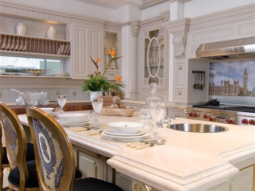 Không gian bếp phong cách cổ điển mang lại cảm giác ấm áp và gần gũi với gam màu nâu gỗ, be và ánh sáng vàng nhẹ