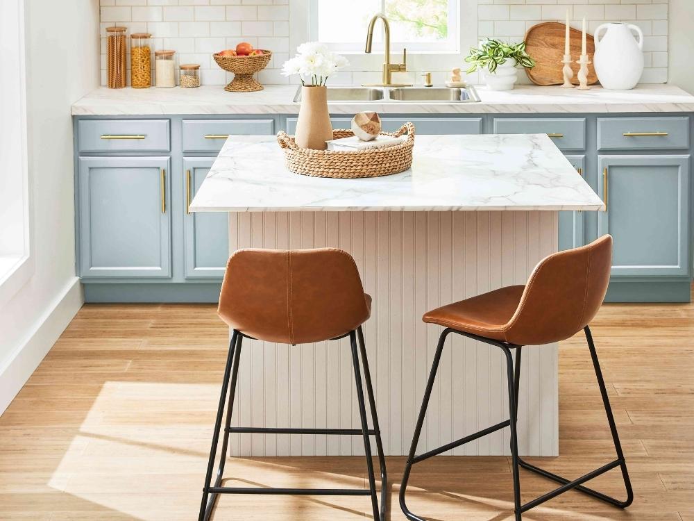 Không gian bếp sáng thoáng với ánh sáng trắng và hệ thống hút mùi mạnh giữ môi trường trong lành