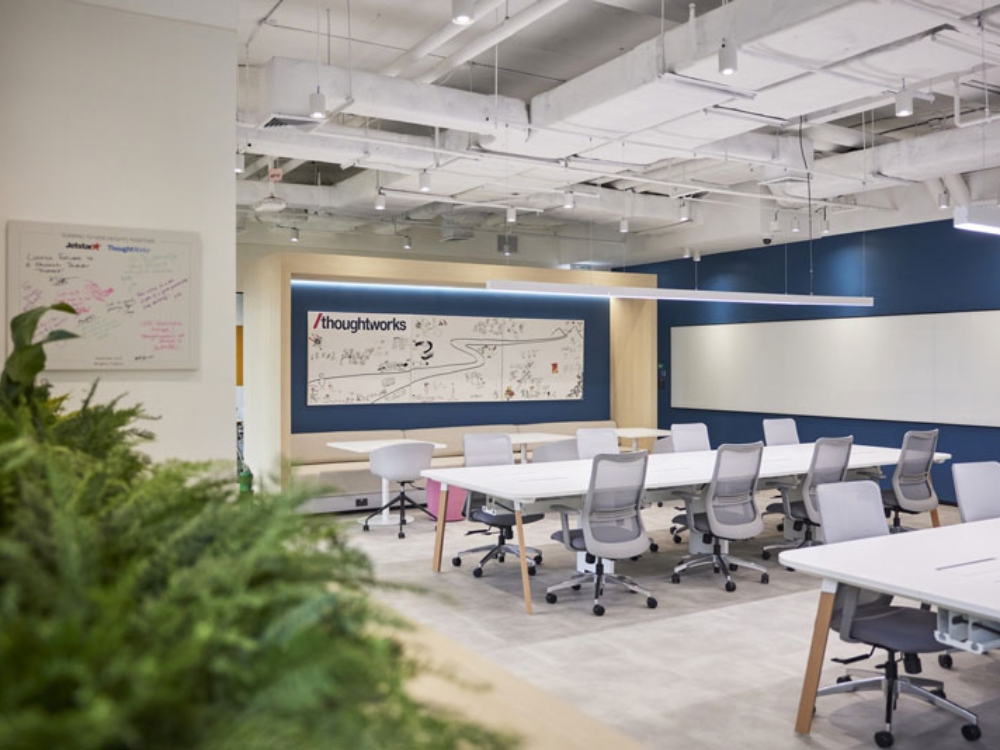 Không gian hiện đại và tối giản, loại bỏ vật dụng không cần thiết, mang lại môi trường làm việc gọn gàng và linh hoạt