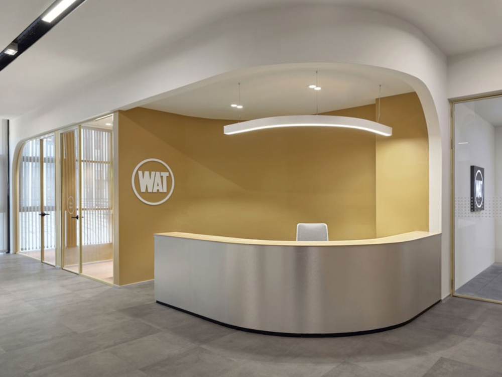 Không gian tiếp khách thân thiện, sử dụng ánh sáng và nội thất tinh tế, mang đến cảm giác ấm cúng