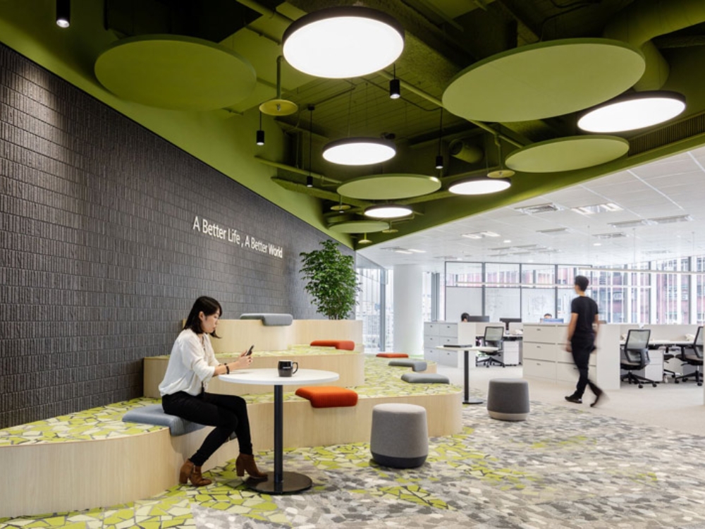 Khu vực giải trí với nội thất gần gũi và cây xanh điểm nhấn, thúc đẩy sự thư giãn và giao lưu giữa nhân viên