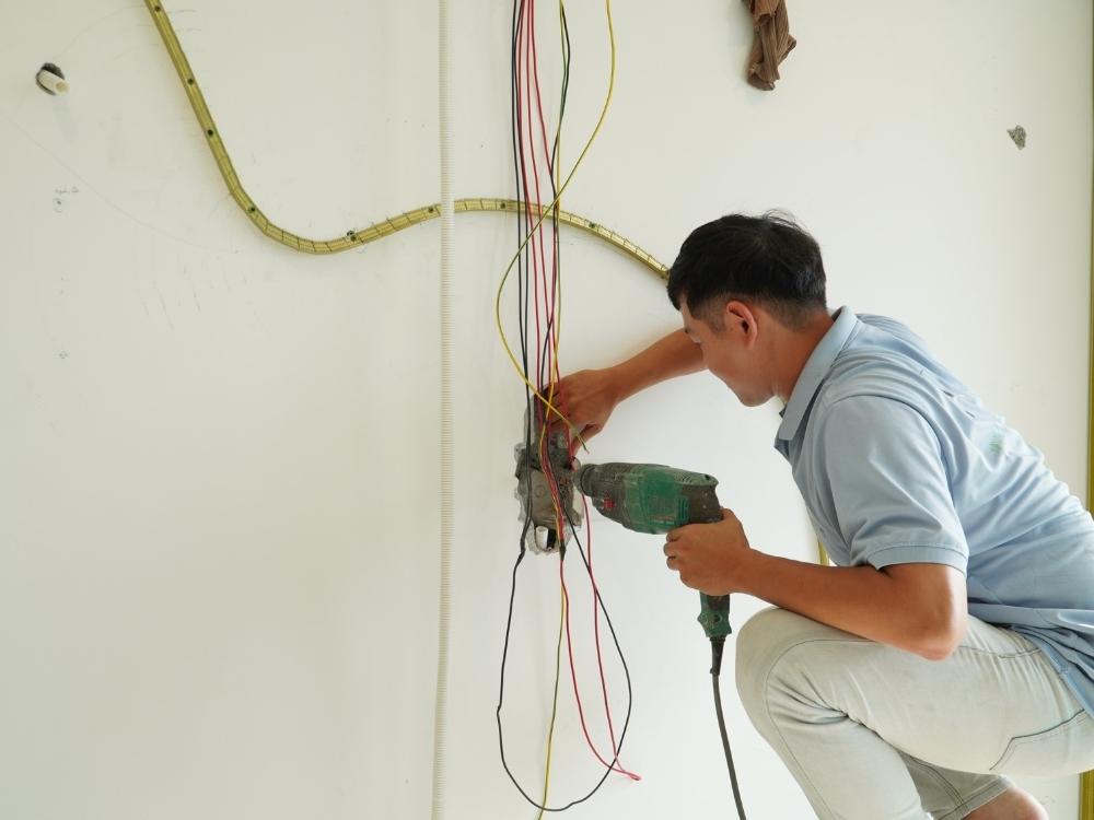 Kỹ thuật viên giàu kinh nghiệm thực hiện quy trình thi công chuẩn mực mang lại hiệu quả bền vững