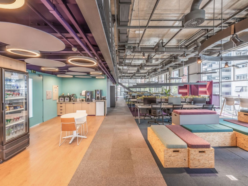 Nội thất được thiết kế cân bằng giữa công năng và thẩm mỹ, tạo môi trường làm việc hiệu quả và năng động