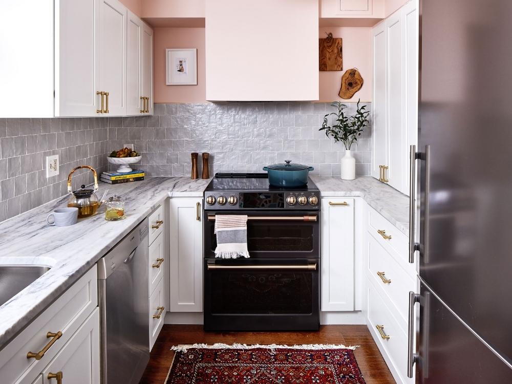 Phòng bếp gọn gàng với bố cục khoa học giúp tối ưu diện tích sử dụng hiệu quả