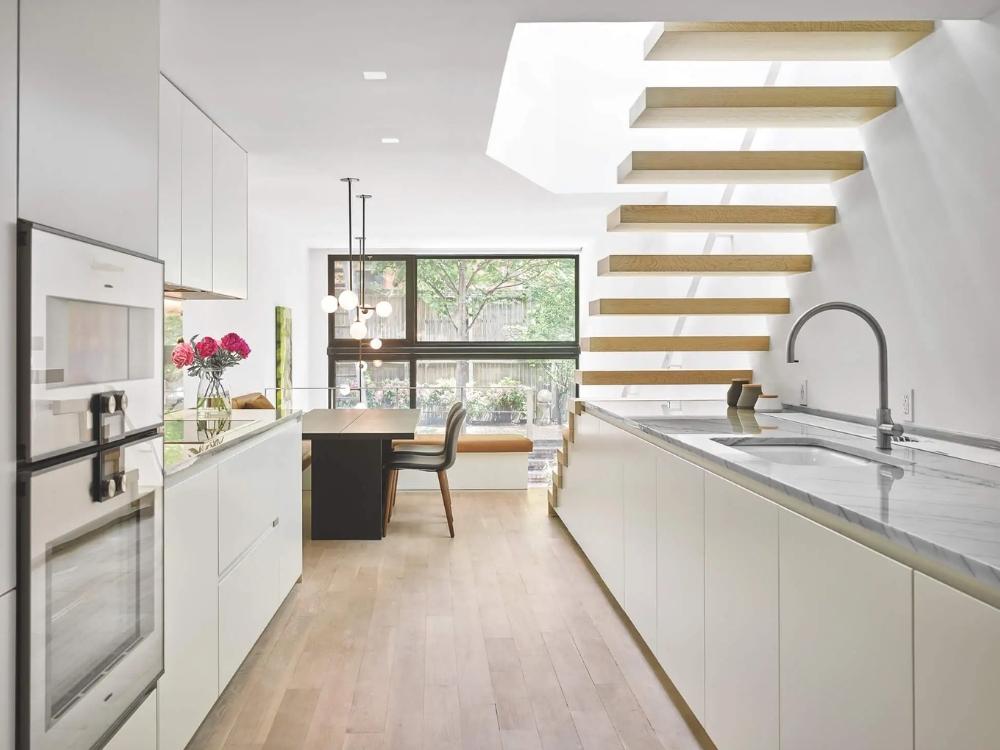 Phòng bếp hiện đại với vật liệu kính và kim loại mang lại cảm giác tinh tế tiện nghi