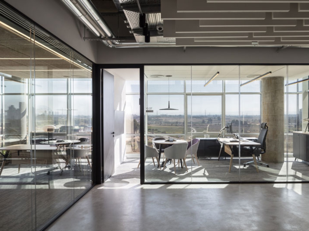 Phòng họp hiện đại với bàn tròn, tạo không khí thảo luận bình đẳng và cởi mở