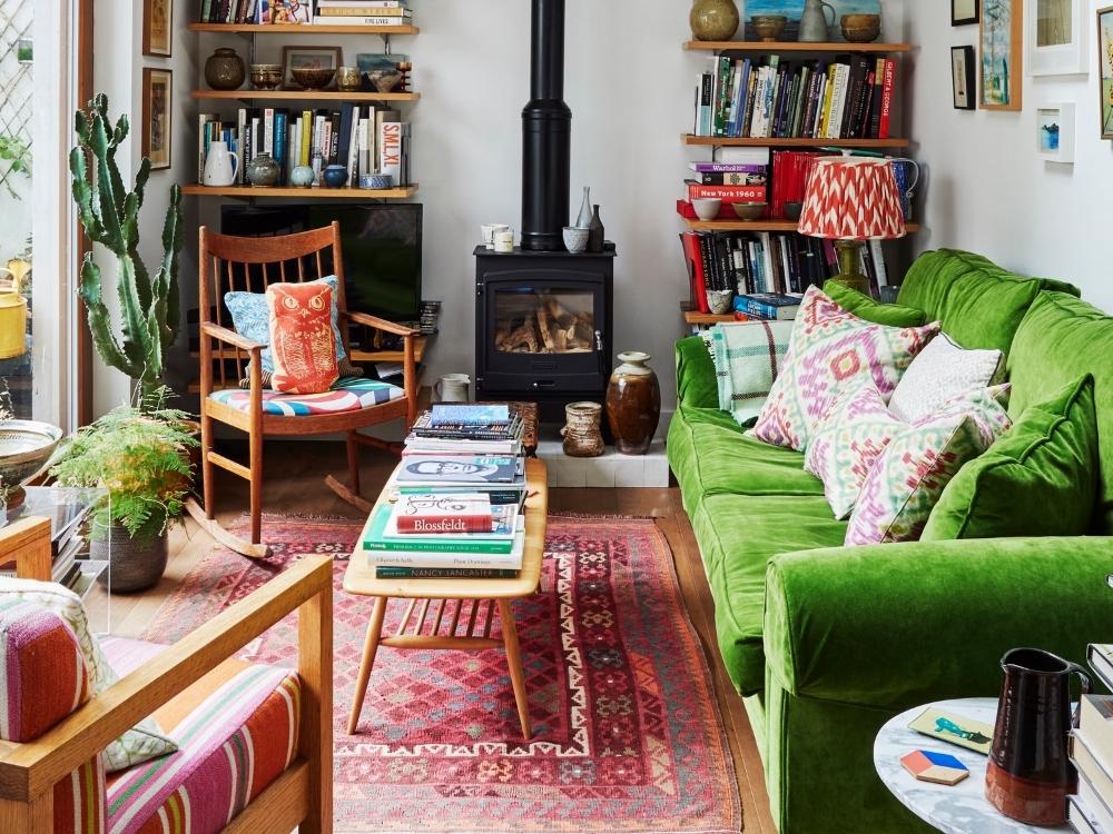 Phòng khách đơn giản sử dụng nội thất tối giản và gam màu sáng giúp không gian rộng rãi hơn