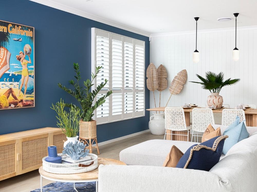 Phòng khách liên thông với bếp và khu ăn uống tạo cảm giác không gian mở rộng thoáng sáng