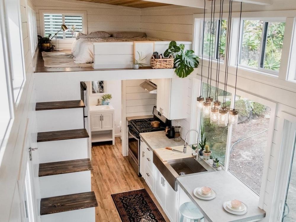 Phòng khách thông tầng thoáng sáng với bố cục mở kết nối tự nhiên cùng không gian bếp