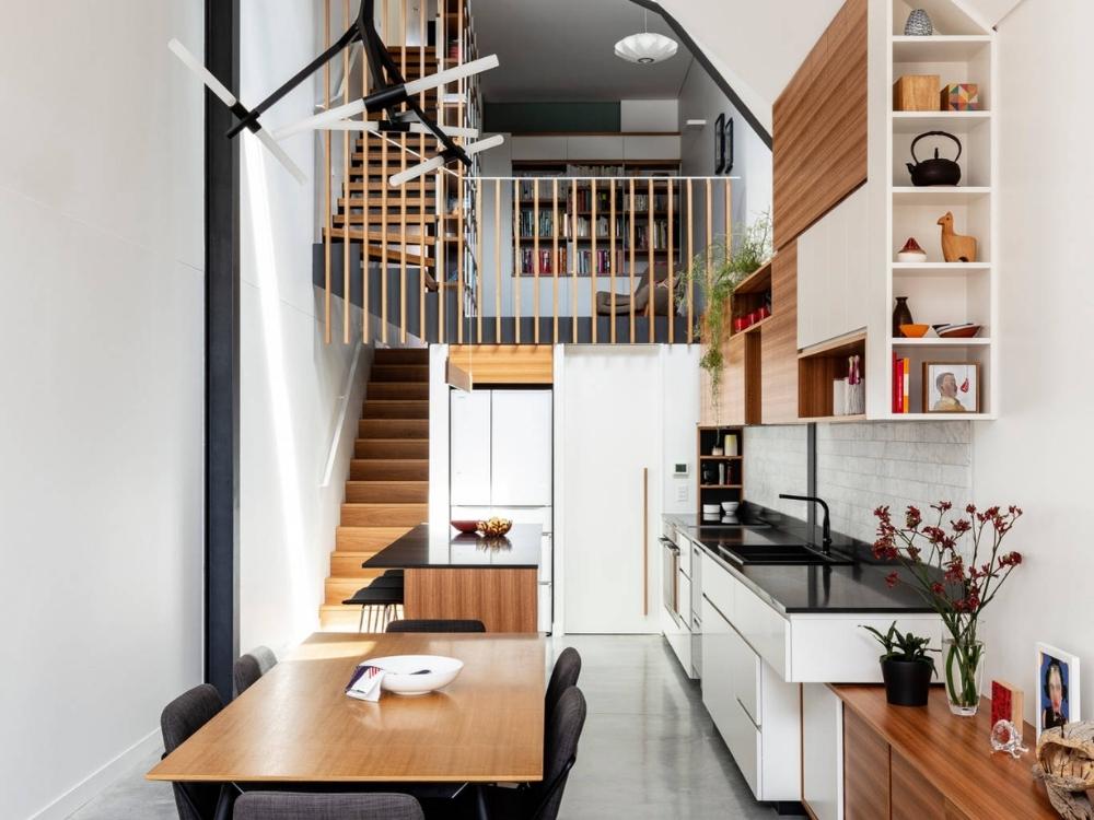 Phòng khách thông thoáng với thiết kế mở và ánh sáng tự nhiên lan tỏa khắp không gian