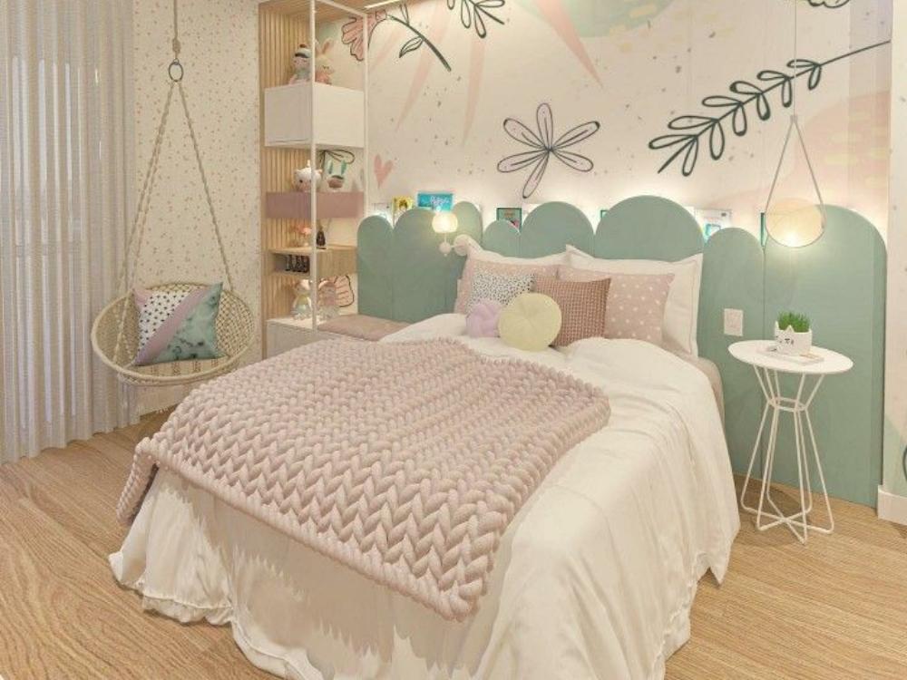 Phòng ngủ bé gái rộng rãi theo phong cách công chúa, có thêm góc đọc sách và khu vực vui chơi thoải mái