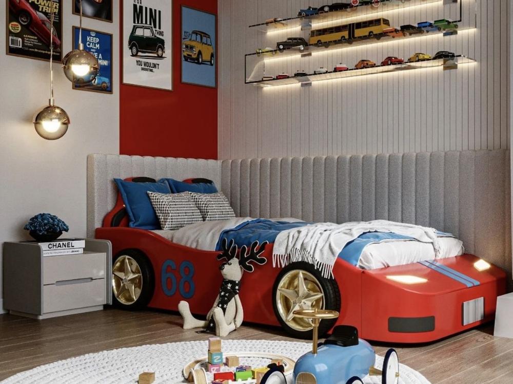 Phòng ngủ bé trai chủ đề ô tô với giường ngủ hình xe đua nổi bật, mang lại cảm giác vui nhộn và năng động