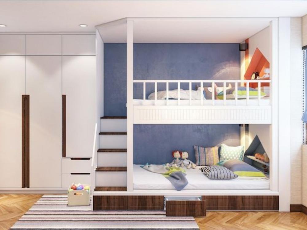 Phòng ngủ bé trai với giường tầng màu xanh dương và nâu gỗ, trang trí hình siêu anh hùng tạo không gian năng động