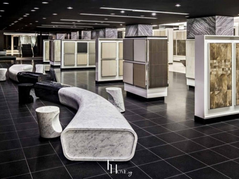 Showroom gạch ốp lát phong cách tối giản với gam màu trung tính, giúp khách hàng quan sát màu sắc thực tế của sản phẩm chính xác