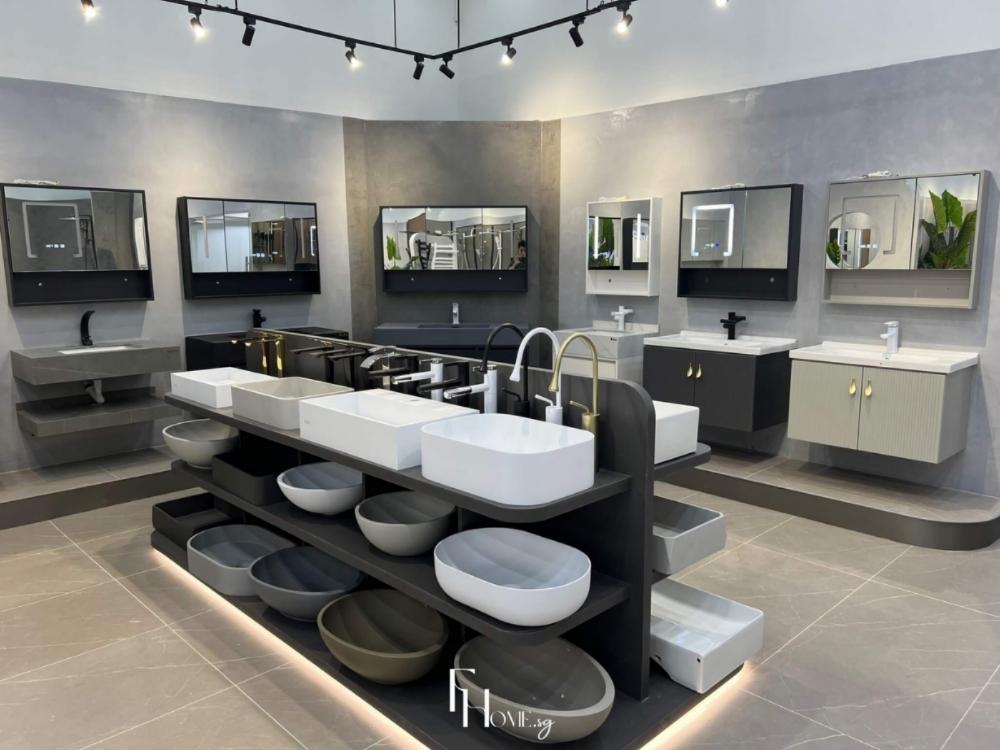 Showroom thiết bị vệ sinh với hệ thống đèn chiếu sáng mạnh, giúp khách hàng quan sát chi tiết sản phẩm rõ nét