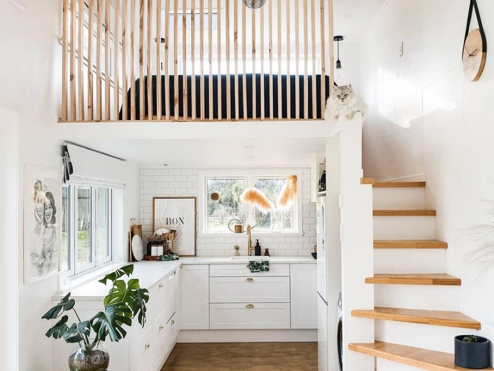 Tầng lửng nhẹ nhàng thanh thoát với lan can gỗ và cầu thang nhỏ gọn tối ưu không gian